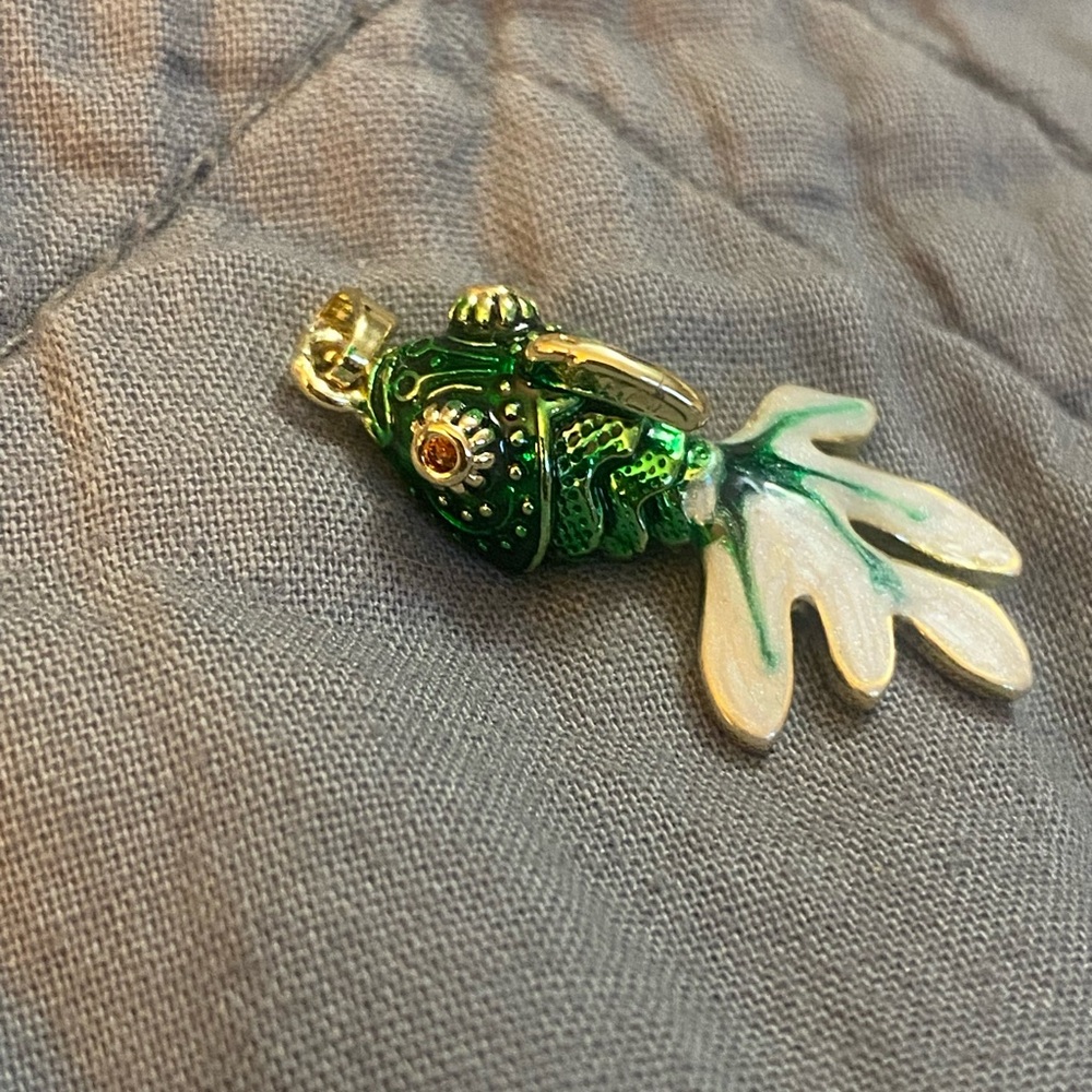 Koi 18k gold pendant